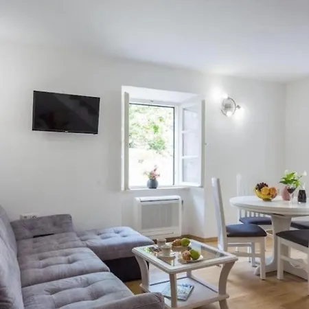 Palace La Strada Apartment *